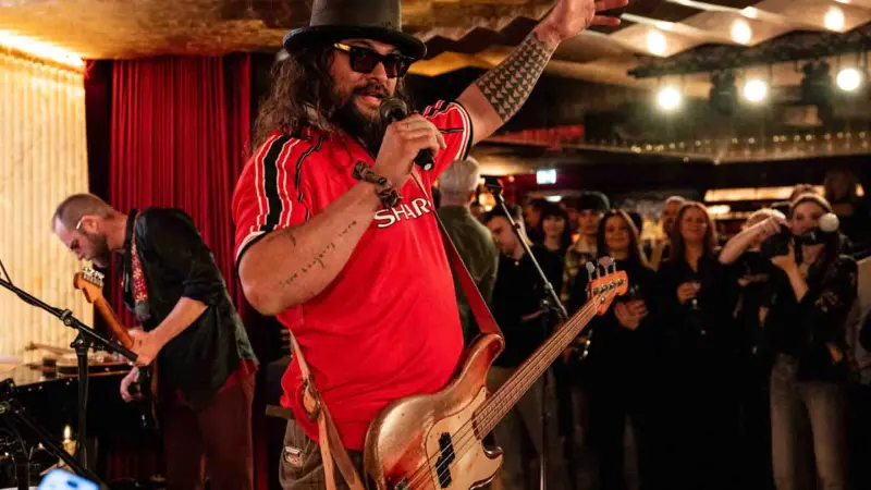 Ο Jason Momoa παίζει Oasis με μπλούζα της Manchester United και γίνεται viral