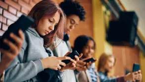 Έρχεται νόμος που θα απαγορεύει τα social media σε ανηλίκους στην Ελλάδα