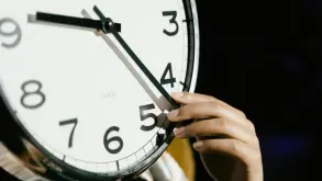 Αλλαγή ώρας 2026: Πότε γυρίζουμε τα ρολόγια μας και τι ισχύει για την κατάργηση