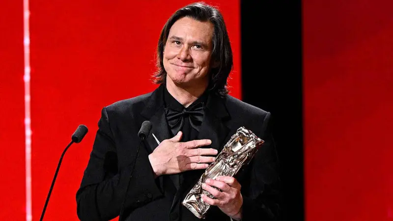 «Αυτός δεν είναι ο Jim Carrey»: Η σκοτεινή θεωρία που προκαλεί χαμό στο διαδίκτυο μετά από σπάνια εμφάνιση του ηθοποιού (ΒΙΝΤΕΟ & ΕΙΚΟΝΕΣ)