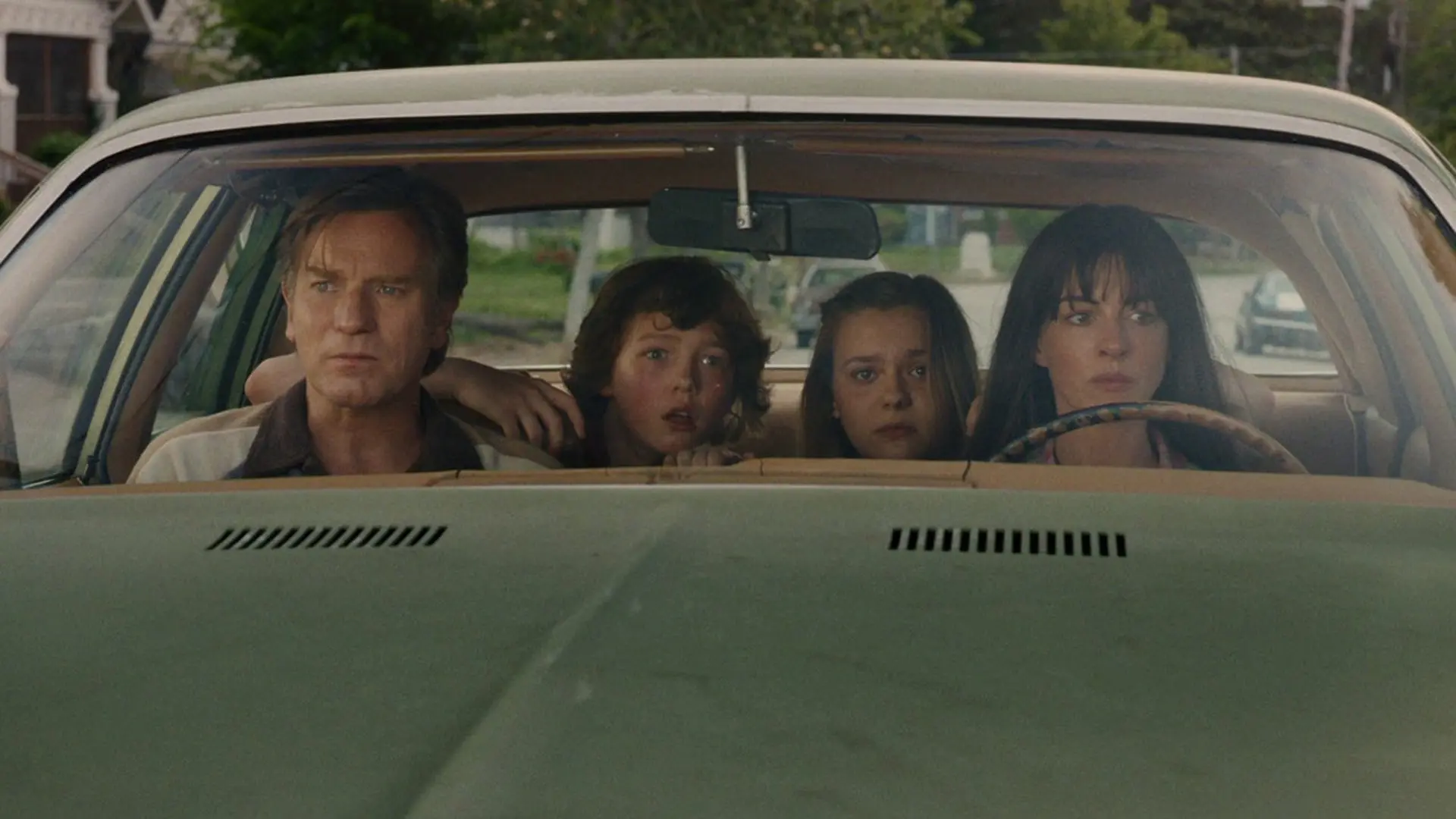 The End of Oak Street: Anne Hathaway και Ewan McGregor πρωταγωνιστούν στο πιο “φευγάτο” έργο της χρονιάς!
