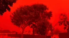 Απόκοσμες εικόνες που θυμίζουν αποκάλυψη στον ουρανό της Αυστραλίας (ΒΙΝΤΕΟ)