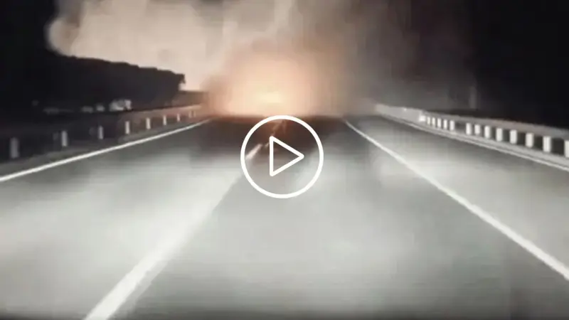 Το viral βίντεο με ένα Tesla να αποφεύγει σύγκρουση σε μηδενική ορατότητα 