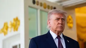 Ο Donald Trump υπόσχεται αποκαλύψεις για UFOs πολύ σύντομα (ΒΙΝΤΕΟ)