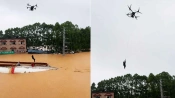 Βίντεο καταγράφει drone να αρπάζει άνδρα μέσα από φονική πλημμύρα