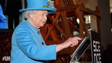 £50.000 μισθός για τη διαχείριση του Facebook της Βασίλισσας Ελισάβετ