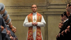Ο Jude Law στο ρόλο του "The Young Pope"
