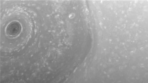 Οι εντυπωσιακές φωτογραφίες του Cassini από το βόρειο πόλο του Κρόνου