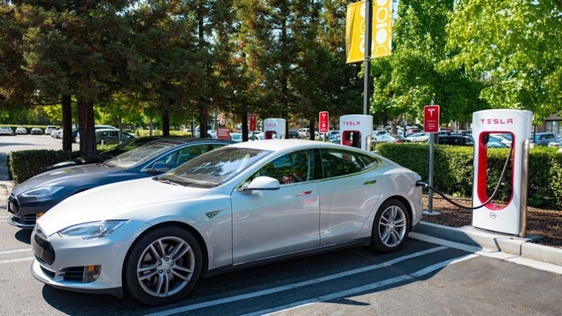 Τα Tesla θα χρεώνονται για θέση στάθμευσης