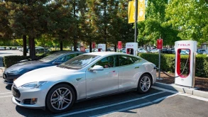Τα Tesla θα χρεώνονται για θέση στάθμευσης