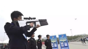 Κινέζοι αστυνομικοί καταρρίπτουν drones