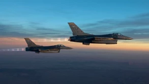 Αυτόνομο F-16 συνοδεύει άλλο F-16 με πιλότο