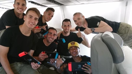 Οι παίκτες της Barcelona παίζουν με το Nintendo Switch