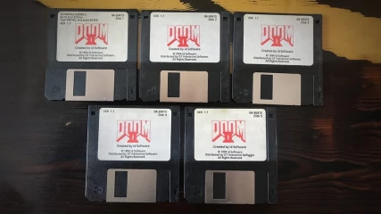 Ο John Romero πουλά τα αρχικά floppy disks του Doom II