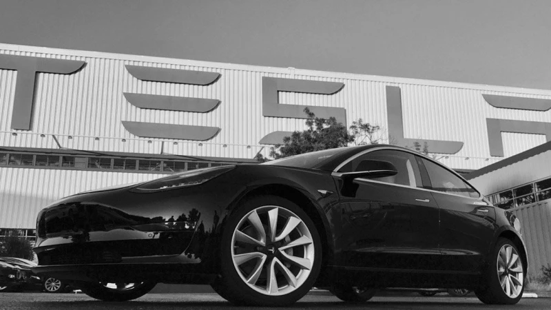 Το πρώτο Tesla Model 3 μόλις βγήκε από το εργοστάσιο