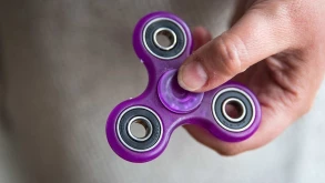 Τα fidget spinners κάνουν "ζόμπι" τη νεολαία στην Ρωσία