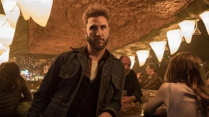 Ο Pablo Schreiber μαζί με τον Dwayne Johnson στο "Skyscraper"