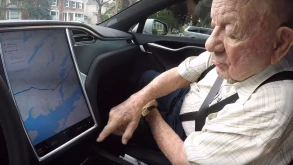 Οι αντιδράσεις ενός 97χρονου μέσα σε ένα Tesla