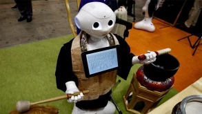 Το Pepper robot έγινε ψάλτης σε κηδείες