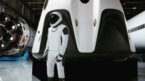Η πρώτη ολόσωμη φωτογραφία της στολής της SpaceX