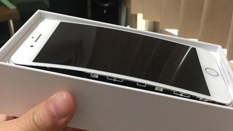 'Ερευνα για iPhone 8 που διαλύθηκε κατά τη φόρτιση