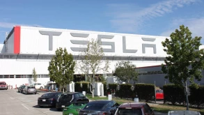 Η Tesla απέλυσε εκατοντάδες υπαλλήλους της
