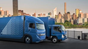 Η Daimler προσπερνάει την Tesla στην τελευταία στροφή