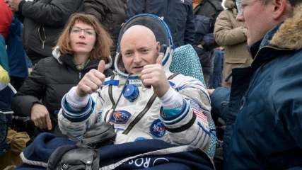 Ο αστροναύτης Scott Kelly προσπαθεί να περπατήσει στη Γη