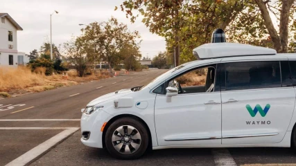 Η Waymo δοκιμάζει τα αυτόνομα αυτοκίνητά της χωρίς οδηγό