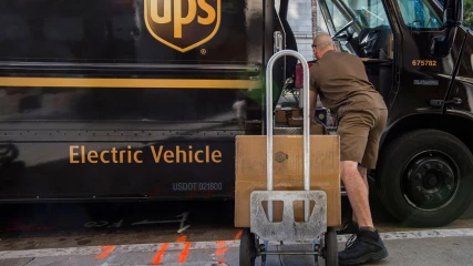 Η UPS θέλει να μετατρέψει τα οχήματά της σε ηλεκτρικά