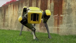 Το νέο SpotMini τετράποδο ρομπότ της Boston Dynamics