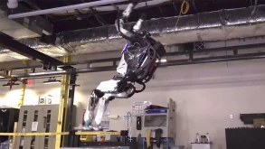 Το Atlas ρομπότ της Boston Dynamics κάνει κωλοτούμπες στον αέρα