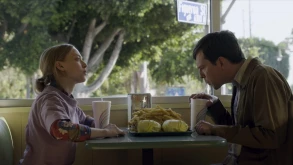 The Clapper: Οι Ed Helms και Amanda Seyfried έρχονται πιο κοντά στο νέο trailer