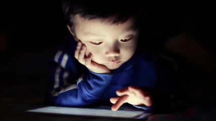 Η πολύωρη χρήση κινητών δεν επηρεάζει τη ψυχολογική ευεξία των παιδιών