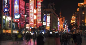 The China Hustle: Στο νέο trailer ο καπιταλισμός δέχεται ισχυρό πλήγμα