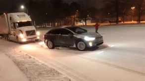 Ένα Model X ρυμουλκεί νταλίκα σε χιονισμένο λόφο