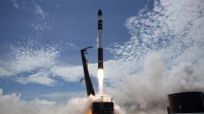 Η Rocket Lab βάζει σε τροχιά τρεις δορυφόρους