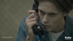 Castle Rock: Στο νέο trailer ξεπροβάλλει το πολυεπίπεδο σύμπαν του Stephen King
