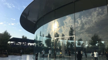 Οι υπάλληλοι της Apple κουτουλάνε στους γυάλινους τοίχους του Apple Campus