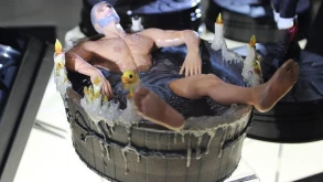 Ο Geralt στη μπανιέρα γίνεται αγαλματίδιο