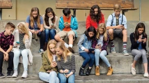 Το 47% των γονέων πιστεύει πως τα παιδιά τους είναι εθισμένα στο κινητό τους