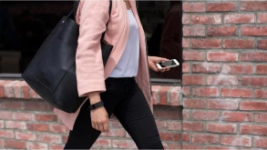 Το νέο smartwatch της Fitbit θέλει μαζική απήχηση