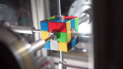 Το ρομπότ που λύνει τον κύβο του Rubik σε λιγότερο από μισό δευτερόλεπτο