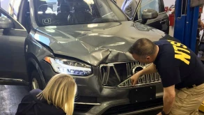 Η στιγμή της σύγκρουσης του αυτόνομου Uber με πεζό