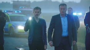 Στο νέο trailer του 100 Code γίνεται ανθρωποκυνηγητό