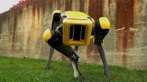 Το SpotMini της Boston Dynamics ανεβαίνει άνετα σκάλες