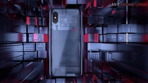 Το διάφανο Xiaomi Mi 8 δε δείχνει τα πραγματικά εξαρτήματά του στο πίσω μέρος