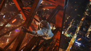 Skyscraper: Στο νέο trailer o 'The Rock' πρέπει να κάνει ένα άλμα ζωής και θανάτου