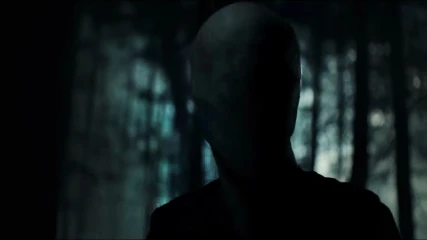 Slender Man: Στο νέο trailer o τρόμος παραμονεύει μέσα στο δάσος