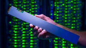 Αυτός είναι ο "χάρακας" SSD της Intel με 32TB αποθηκευτικού χώρου